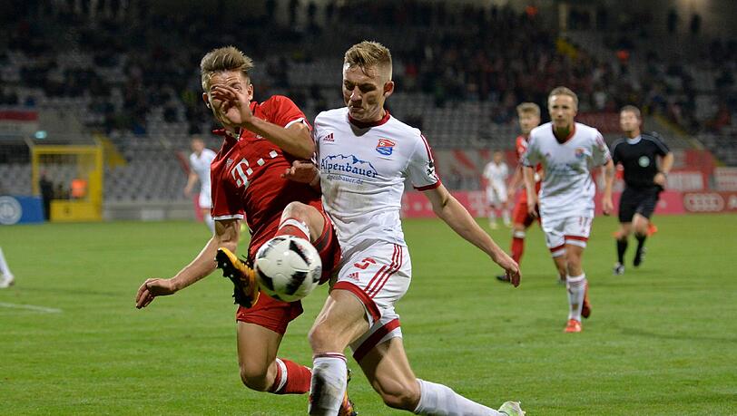 Hart umkämpft war das Spiel der Bayern Amateure gegen Unterhaching, hier beackern sich Felix Pohl (l.) und Hachings Max Dombrowka. Hart umkämpft war das Spiel der Bayern Amateure gegen Unterhaching, hier beackern sich Felix Pohl (l.) und Hachings Max Dombrowka.