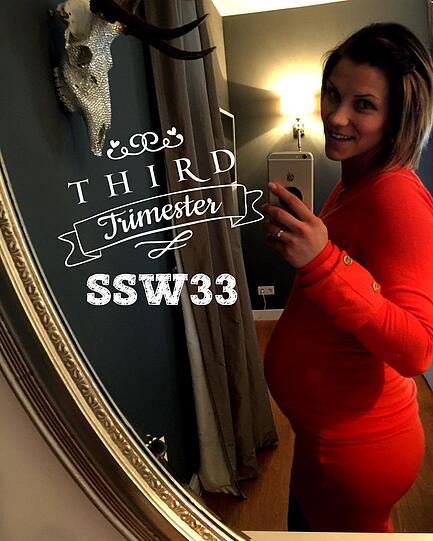 Anna-Maria Zimmermann zeigt stolz ihren Babybauch