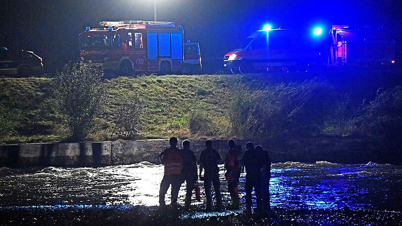 Bei einem nächtlichen Trip mit dem Schlauchboot mussten drei Personen an der Großhesseloher Wehr aus der Isar gerettet werden.