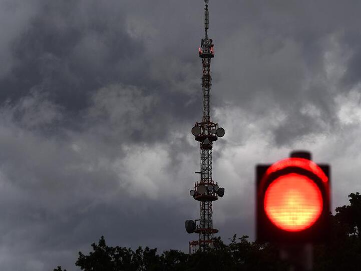 Dunkle Wolken ziehen am Sendeturm des Bayerischen Rundfunks in Freimann vorbei. Foto: Felix Hörhager