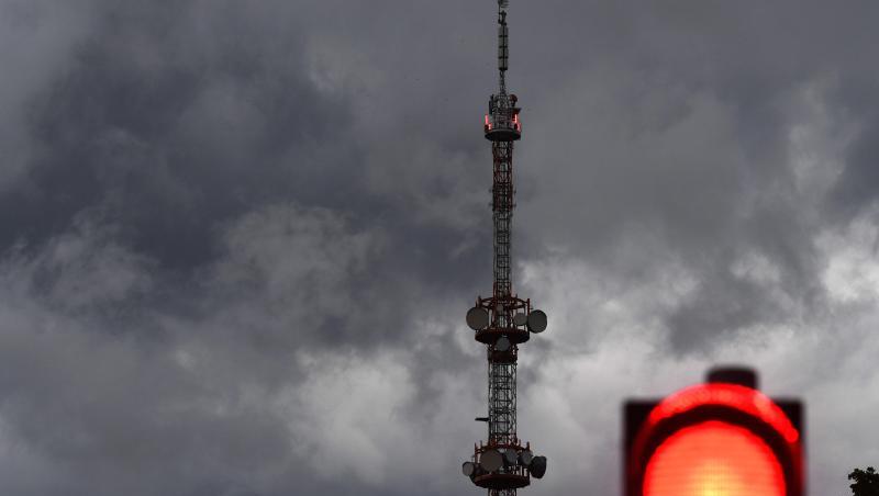 Dunkle Wolken ziehen am Sendeturm des Bayerischen Rundfunks in Freimann vorbei. Foto: Felix Hörhager Dunkle Wolken ziehen am Sendeturm des Bayerischen Rundfunks in Freimann vorbei. Foto: Felix Hörhager