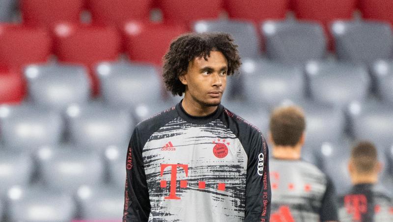 Joshua Zirkzee vom FC Bayern München wärmt sich vor dem Spiel auf.