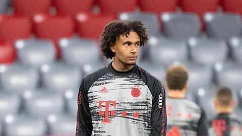 Joshua Zirkzee vom FC Bayern München wärmt sich vor dem Spiel auf.
