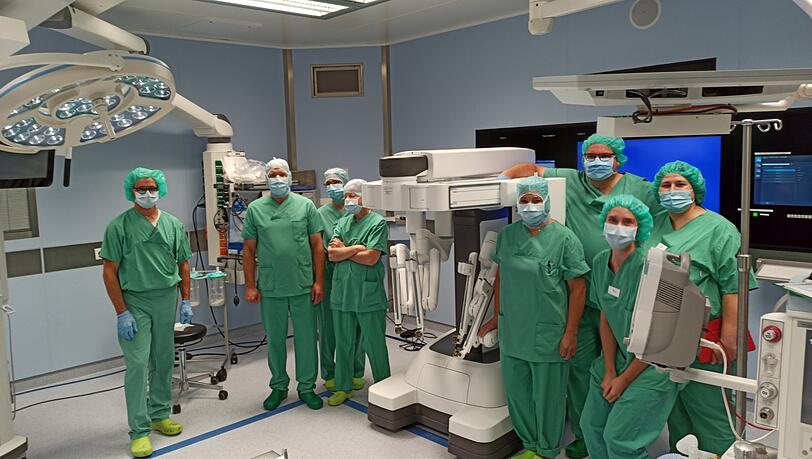 Das Weilheimer OP-Team der Allgemeinchirurgie mit Chefarzt Reinhold Lang (2.v.l.) und Da Vinci Xi.
