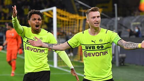 Unverständnis: BVB-Torschütze Malen und Reus (r) nach einem nicht gegebenen Treffers des BVB-Kapitäns.