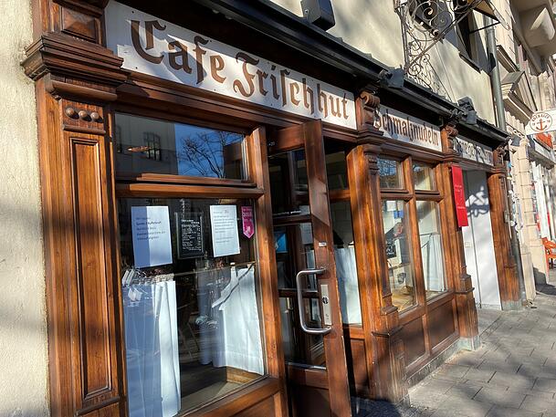 Das Café Frischhut: Vor dieser Tür duftet es nach Schmalznudeln! Das Café Frischhut: Vor dieser Tür duftet es nach Schmalznudeln!