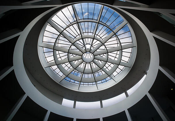 Der weissblaue Himmel leuchtet durch das Kuppeldach der Pinakothek der Moderne. Der weissblaue Himmel leuchtet durch das Kuppeldach der Pinakothek der Moderne.