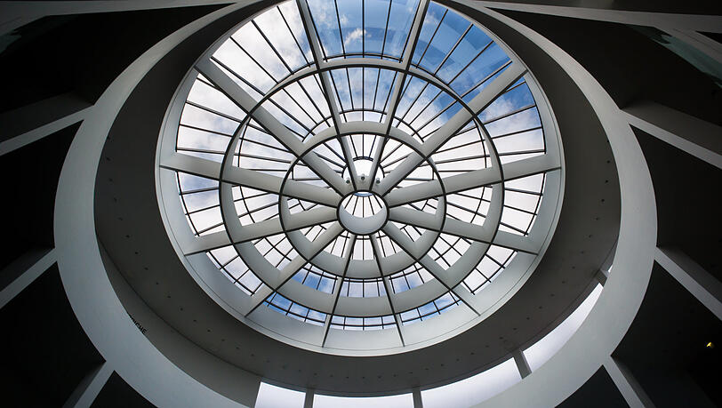 Der weissblaue Himmel leuchtet durch das Kuppeldach der Pinakothek der Moderne. Der weissblaue Himmel leuchtet durch das Kuppeldach der Pinakothek der Moderne.