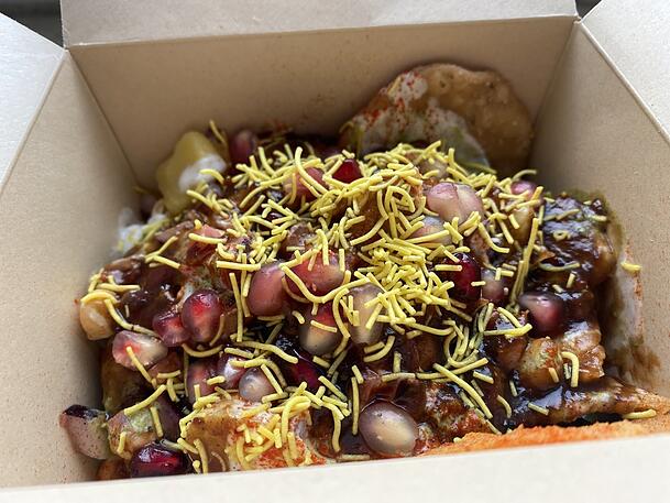 Das Papdi Chaat mit Weizenchips, dem kleinen gelben Linsenknusper, Kichererbsen und Granatapfelkernen schmeckt säuerlich frisch. Das Papdi Chaat mit Weizenchips, dem kleinen gelben Linsenknusper, Kichererbsen und Granatapfelkernen schmeckt säuerlich frisch.