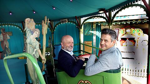 Ralf Fleischer (links) mit Joseph Bastian bei der Fahrt ins Paradies. So heißt jedenfalls dieses historische Fahrgeschäft auf der Oidn Wiesn, bei dem es mit 40 Stundenkilometern über Berge und Täler geht.