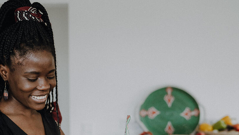 Ester Laub kam aus Namibia nach Bayern. Heute lebt sie mit ihrer Familie in der Nähe von Bamberg und hat ein afrikanisches Kochbuch veröffentlicht.