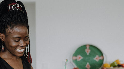 Ester Laub kam aus Namibia nach Bayern. Heute lebt sie mit ihrer Familie in der Nähe von Bamberg und hat ein afrikanisches Kochbuch veröffentlicht.