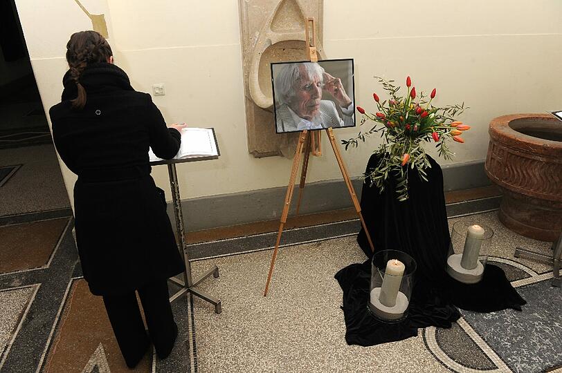 Eine Trauernde trägt sich am frühen Freitagmorgen in das Kondolenzbuch ein: Heute wird Jopie Heesters am Nordfriedhof in München beigesetzt.