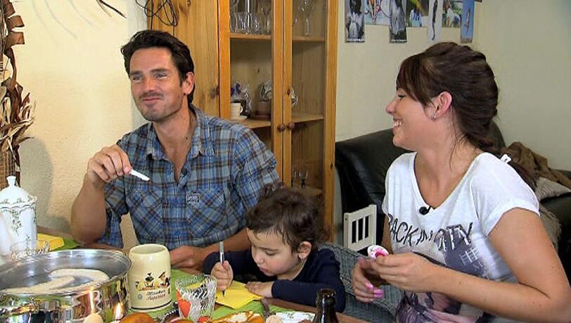 Sarah hat in der selbstgebackenen Brezel für den Bachelor einen Zettel versteckt mit den Worten 'Ich bin dein Schicksal'.