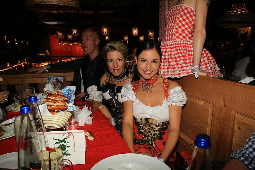 Die Volksmusikerinnen Alexandra Geiger und Schwester Anita Hofmann lassen sich die Goldstar Wiesn natürlich auch nicht entgehen.