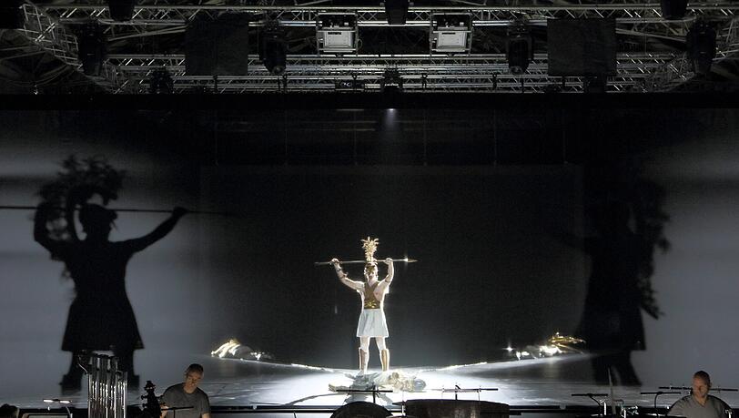 Die Oper "Mauerschau" bei der Festspielwerkstatt in der Reithalle Die Oper "Mauerschau" bei der Festspielwerkstatt in der Reithalle