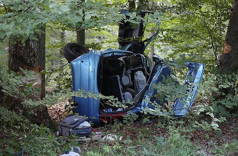 Nach einem schweren Verkehrsunfall im unterfränkischen Unterschleichach ist eine 19-jährige Frau gestorben. Die Bilder vom Unfallort.