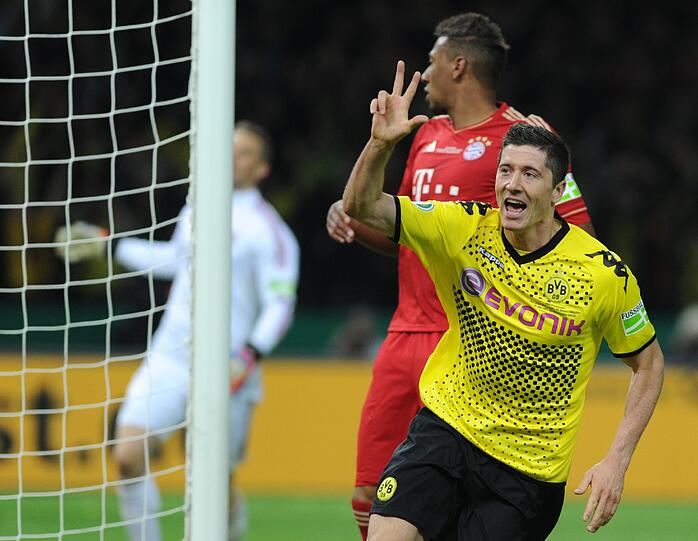 12. Mai 2012, DFB-Pokal: Meister Dortmund demütigt die Bayern im Pokalfinale und holt das erste Double der Vereinsgeschichte. Matchwinner ist Robert Lewandowski, der gegen seinen heutigen Arbeitgeber drei Treffer erzielt. Am Ende geht die Partie 5:2 aus.