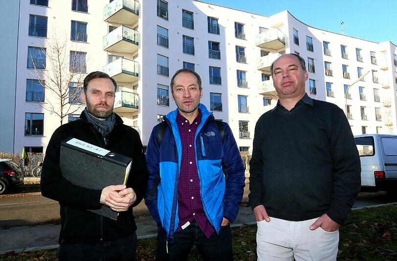 &bdquo;Wir fühlen uns wie das Mietvieh der Spekulanten&ldquo;: Heinrich Blank, Franz Gehrold und Wolfgang Donauer (von links) sind Vorsitzende der Mietergemeinschaft in der Elisabeth-Kohn-Straße. Die Anwohner dort kämpfen vor Gericht gegen dreiste Mieterhöhungen.