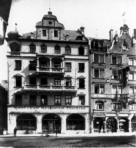 Oben links die alte Zwiebel. So sah das Hotel aus, bevor es im zweiten Weltkrieg zerstört wurde.