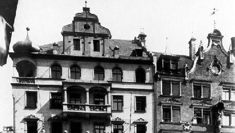 Oben links die alte Zwiebel. So sah das Hotel aus, bevor es im zweiten Weltkrieg zerstört wurde. Oben links die alte Zwiebel. So sah das Hotel aus, bevor es im zweiten Weltkrieg zerstört wurde.