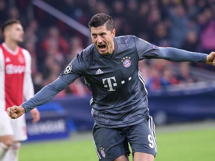 Robert Lewandowski von München jubelt über sein Tor zum 2:2. Foto: Sven Hoppe