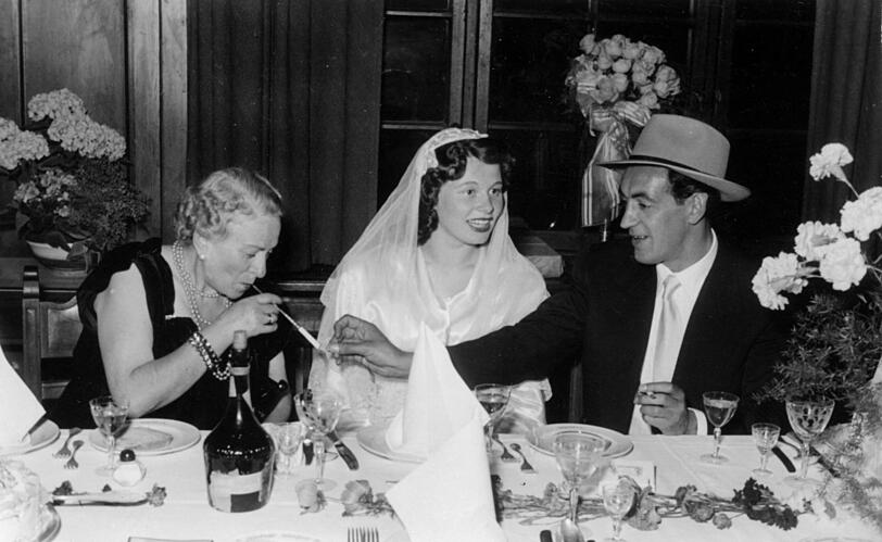 Was für ein Bild! Charlotte Knobloch bei ihrer Hochzeit im Januar 1951 in München mit ihrem Mann Samuel und einer der Trauzeuginnen.