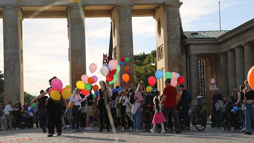 Teilnehmer der "Familienkette", 2023 in Berlin.
Mit Luftballons im Gepäck können Demonstrationen auch Kindern Spaß
machen, sagt Natascha Sagorski. Teilnehmer der "Familienkette", 2023 in Berlin.
Mit Luftballons im Gepäck können Demonstrationen auch Kindern Spaß
machen, sagt Natascha Sagorski.