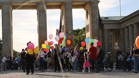 Teilnehmer der "Familienkette", 2023 in Berlin.
Mit Luftballons im Gepäck können Demonstrationen auch Kindern Spaß
machen, sagt Natascha Sagorski.