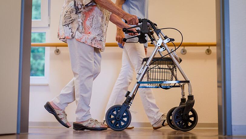 Der Pflegeversicherung droht im kommenden Jahr ein Milliardendefizit. (Symbolbild) Der Pflegeversicherung droht im kommenden Jahr ein Milliardendefizit. (Symbolbild)