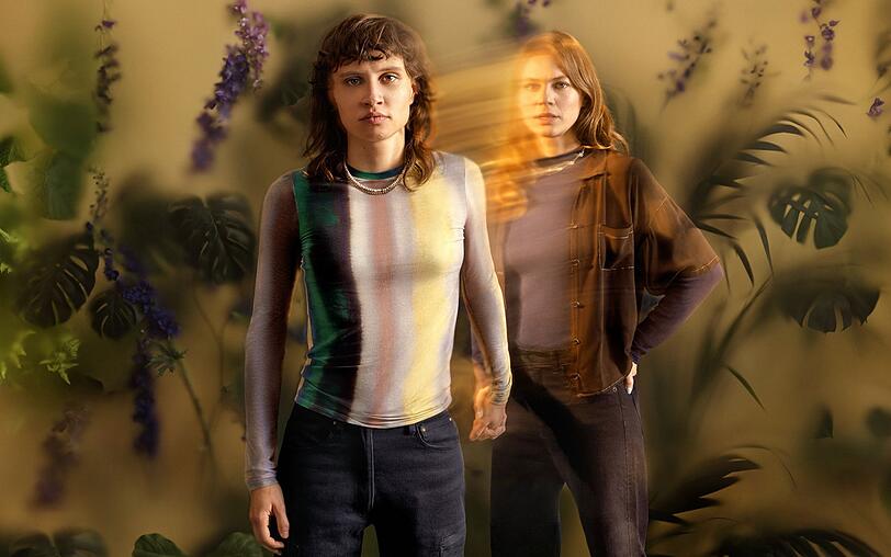 Emilia (Luna Jordan, links) würde in der Serie "Wake up" alles dafür tun, um ihre ältere Schwester Clara (Alicia von Rittberg) aus dem Koma zurück ins Leben zu holen. Emilia (Luna Jordan, links) würde in der Serie "Wake up" alles dafür tun, um ihre ältere Schwester Clara (Alicia von Rittberg) aus dem Koma zurück ins Leben zu holen.