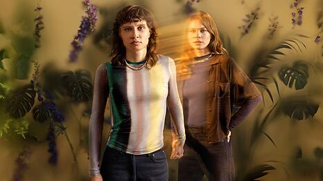Emilia (Luna Jordan, links) w&uuml;rde in der Serie "Wake up" alles daf&uuml;r tun, um ihre &auml;ltere Schwester Clara (Alicia von Rittberg) aus dem Koma zur&uuml;ck ins Leben zu holen.