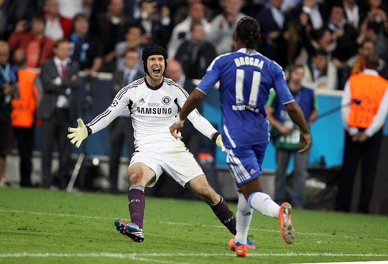 Keeper Petr Cech kann es kaum fassen: Er hat den entscheidenden Elfmeter gehalten! Chelsea ist Champions League Sieger!