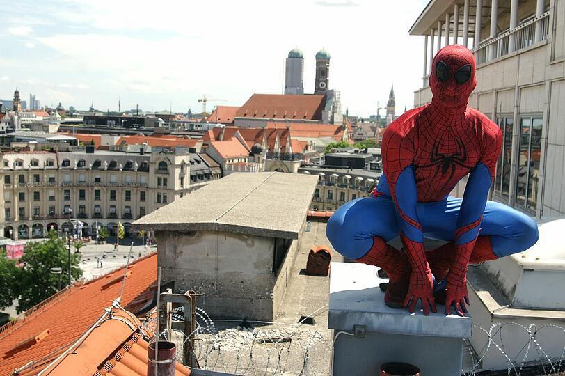 ...und einen Spidermann-Darsteller auf dem Dach positioniert.