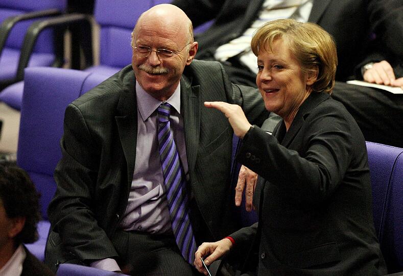 Ein freundliches Miteinander pflegte Peter Struck im Bundestag auch mit Kanzlerin Angela Merkel. Hier unterhalten sich die beiden 2006 vor einer Bundestagssitzung.