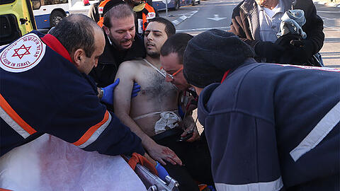 Der Terror kehrt zurück nach Tel Aviv: Ein Mann sticht in einem Linienbus auf Passanten ein.