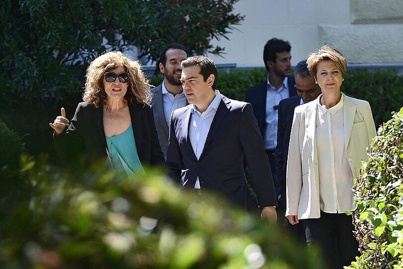 Hat zwei neue Damen an seiner Seite: Alexis Tsipras mit der neuen Regierungssprecherin Olga Gerovasili (r.) und der neuen Vize-Außenministerin Sia Anagnostopoulou.
