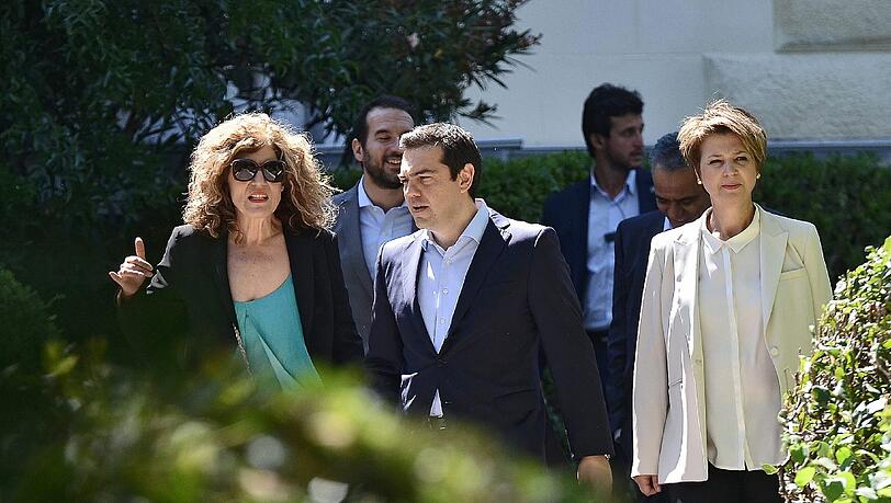 Hat zwei neue Damen an seiner Seite: Alexis Tsipras mit der neuen Regierungssprecherin Olga Gerovasili (r.) und der neuen Vize-Außenministerin Sia Anagnostopoulou. Hat zwei neue Damen an seiner Seite: Alexis Tsipras mit der neuen Regierungssprecherin Olga Gerovasili (r.) und der neuen Vize-Außenministerin Sia Anagnostopoulou.