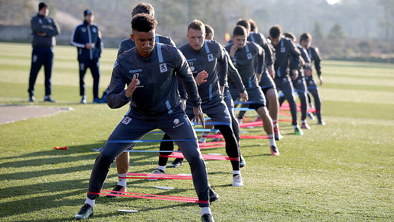 Sie rackerten und ackerten: Unter den kritischen Blicken ihres Trainers Vitor Pereira waren die Löwen-Profis auch am Samstag voll bei der Sache. Simon und Ribamar schnüren im Trainingslager in Troia immer noch ein Extra-Päckchen.