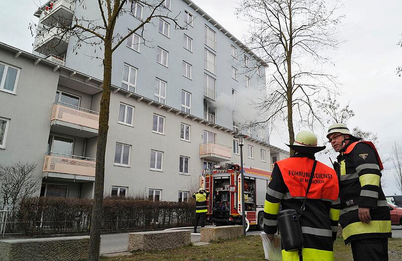 Am ersten Weihnachtsfeiertag musste die Münchner Feuerwehr zu einem Großeinsatz ausrücken: In einer Wohnung am Fingerkrautanger war ein Feuer ausgebrochen.