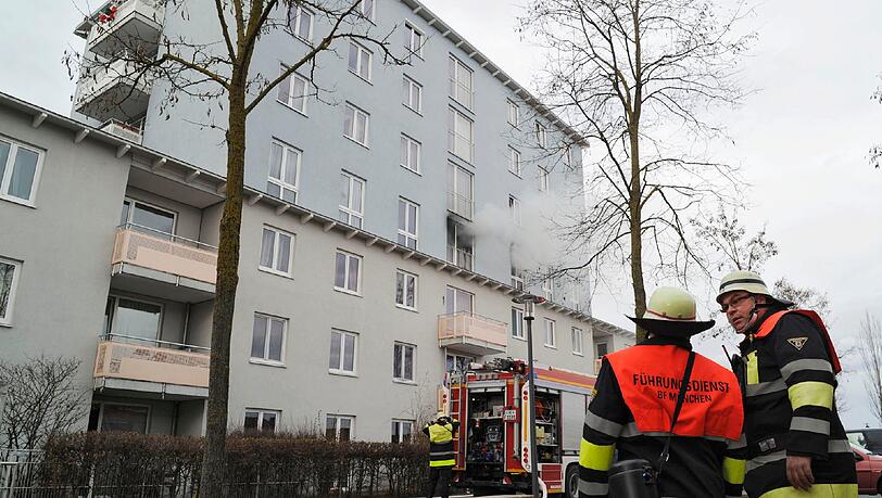 Am ersten Weihnachtsfeiertag musste die Münchner Feuerwehr zu einem Großeinsatz ausrücken: In einer Wohnung am Fingerkrautanger war ein Feuer ausgebrochen. Am ersten Weihnachtsfeiertag musste die Münchner Feuerwehr zu einem Großeinsatz ausrücken: In einer Wohnung am Fingerkrautanger war ein Feuer ausgebrochen.