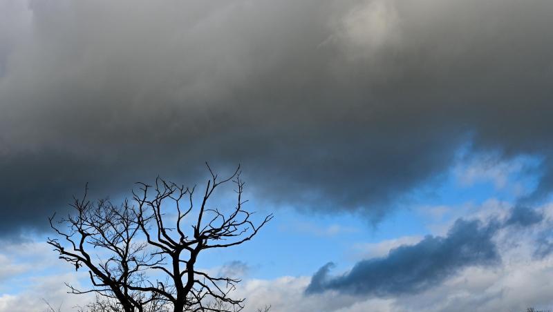 Dunkle Wolken ziehen über eine Landschaft. Foto: Patrick Pleul/dpa-Zentralbild/ZB/Symbolbild Dunkle Wolken ziehen über eine Landschaft. Foto: Patrick Pleul/dpa-Zentralbild/ZB/Symbolbild