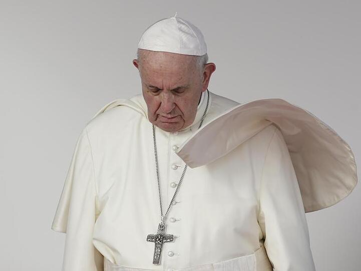 Papst Franziskus nach seiner Ankunft am Flughafen Tocumen während einer Begrüßungszeremonie.