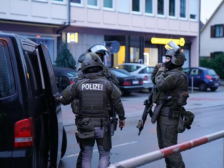 Die Polizei sucht nach einer Auseinandersetzung mit zwei Verletzten im Kreis Esslingen nach drei Flüchtigen.