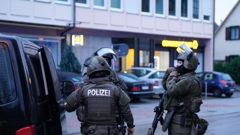 Die Polizei sucht nach einer Auseinandersetzung mit zwei Verletzten im Kreis Esslingen nach drei Flüchtigen. Die Polizei sucht nach einer Auseinandersetzung mit zwei Verletzten im Kreis Esslingen nach drei Flüchtigen.