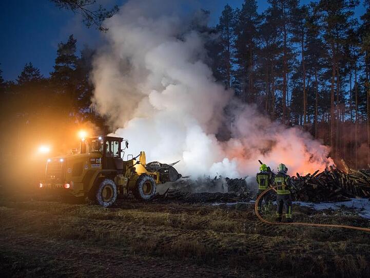 Die Feuerwehr löscht etwa 10.000 Kubikmeter brennende Holzstämme im Landkreis Barnim.