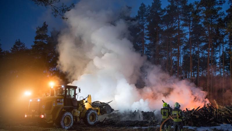 Die Feuerwehr löscht etwa 10.000 Kubikmeter brennende Holzstämme im Landkreis Barnim. Die Feuerwehr löscht etwa 10.000 Kubikmeter brennende Holzstämme im Landkreis Barnim.