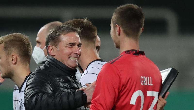 Stehen mit Deutschlands U21 kurz vor dem EM-Ticket: Trainer Stefan Kuntz (l) und Torwart Lennart Grill..