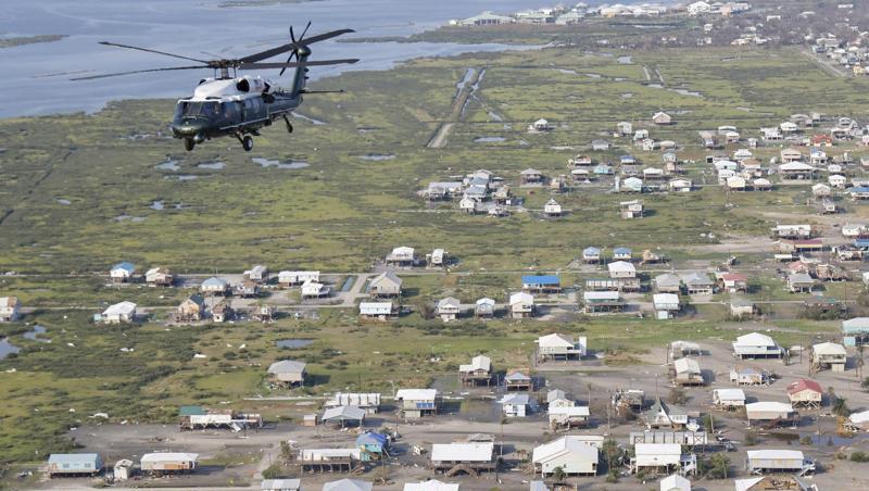 Marine One, der Hubschrauber mit dem US-Präsidenten an Bord, fliegt über die sturmgeschädigten Gemeinden nach dem Hurrikan "Ida".