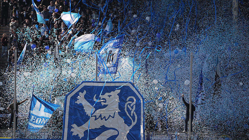 Neben Pyrotechnik und Rauchtöpfen hatten die Ultras des TSV 1860 auch jede Menge Konfetti und Luftballons im Gepäck.